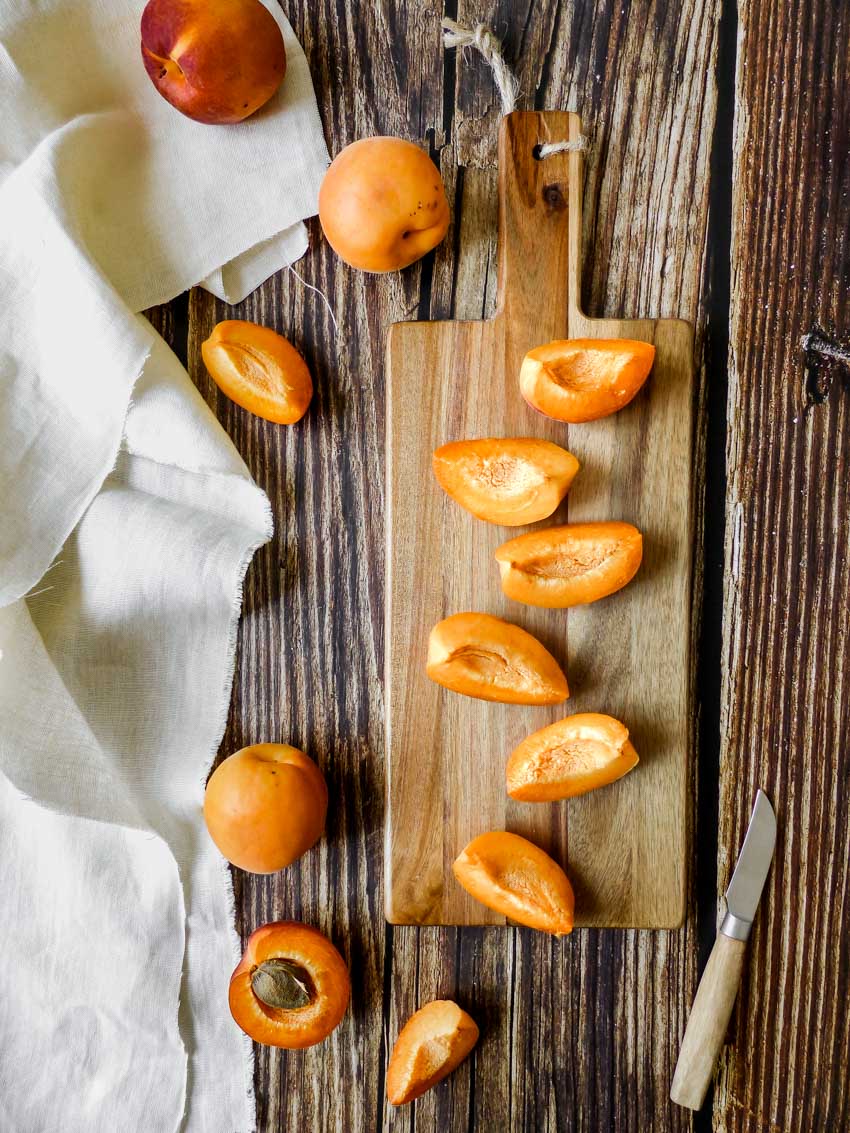 Découpe abricots Tarte rustique abricots, amandes et romarin
