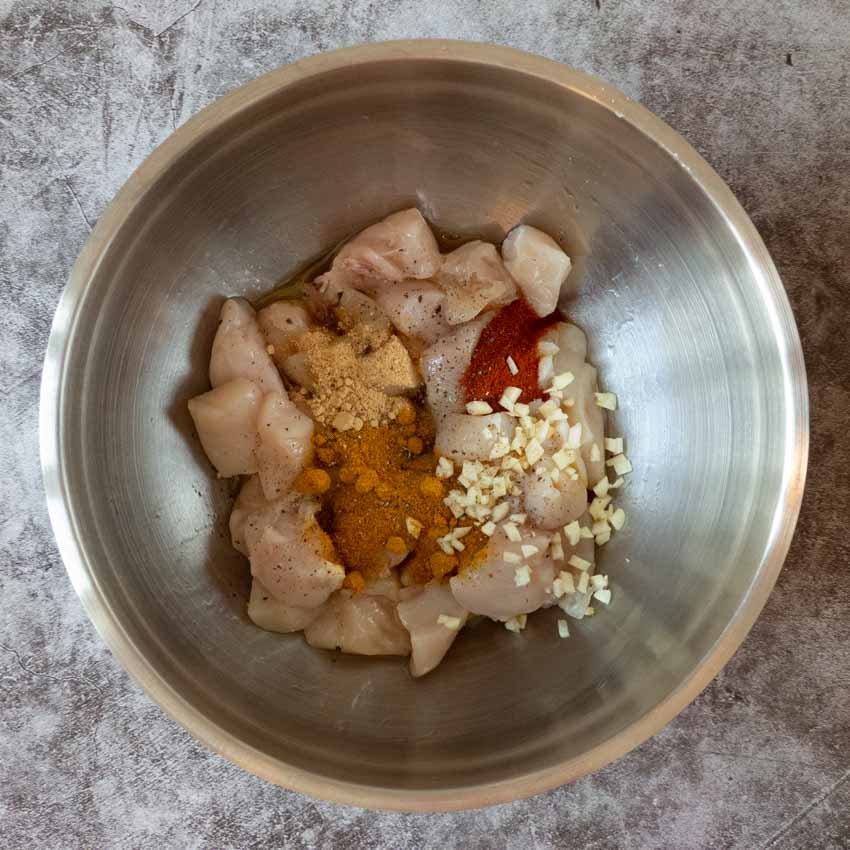 Préparation poulet mariné salade de pâtes au poulet au curry et poivrons rouges