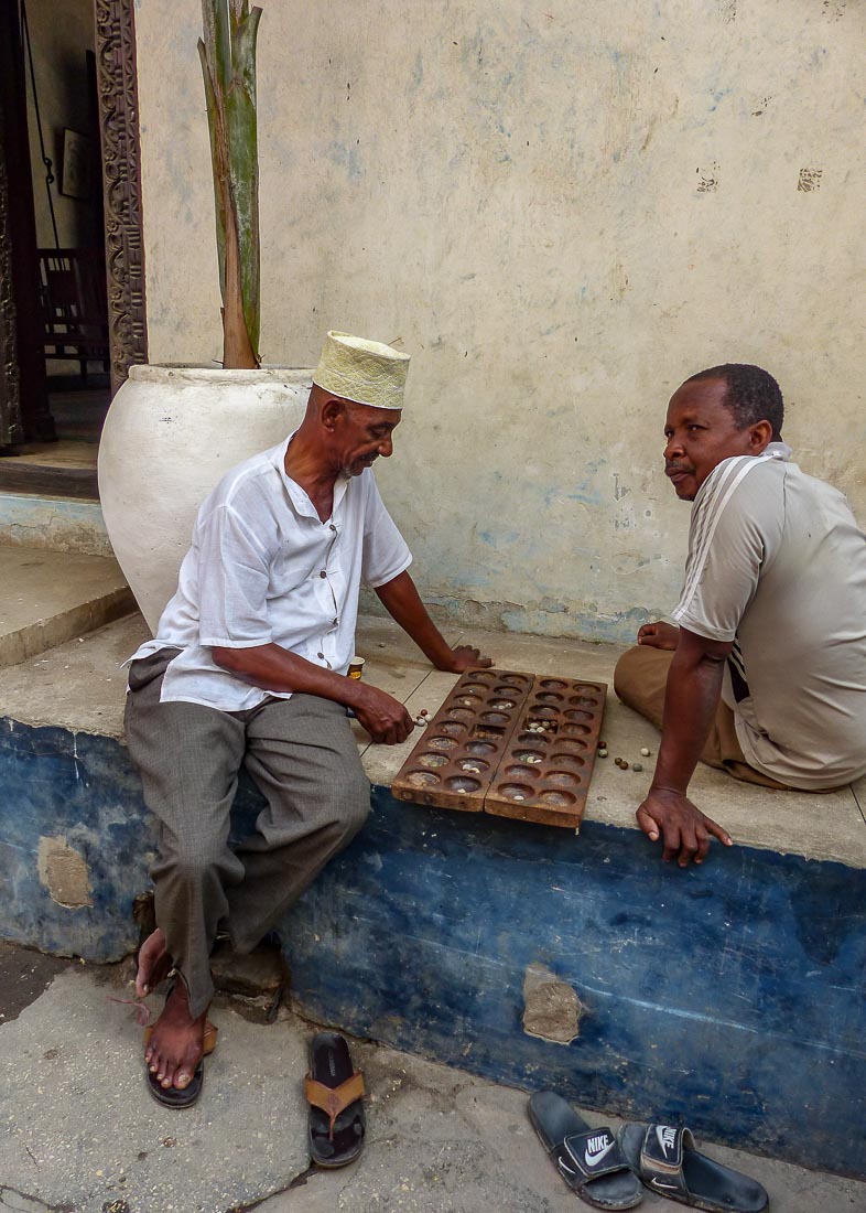Locaux jouant au jeu du bao à Stone town - Zanzibar